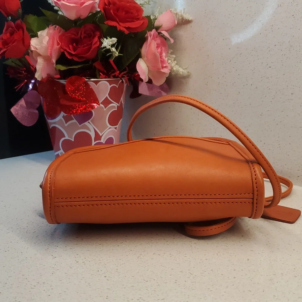 USA 🇺🇸 Vintage COACH orange leather crossbody bag